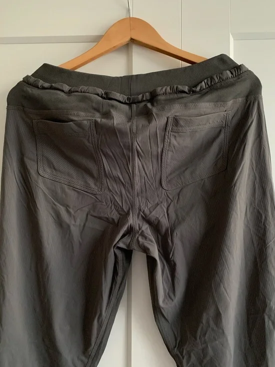 Lululemon women’s jogger - Picture 3 of 6